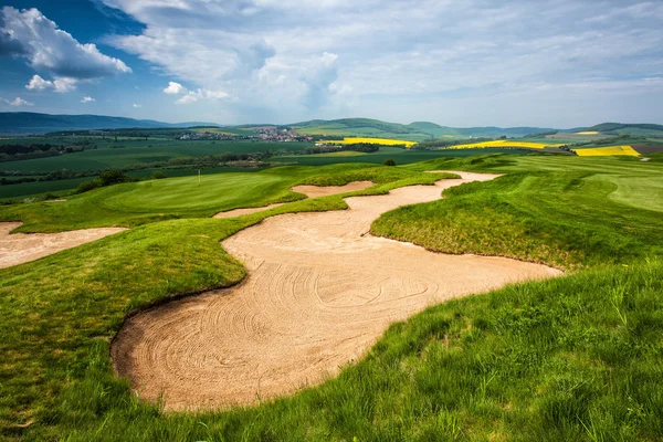 Golfbaan op de heuvels — Stockfoto