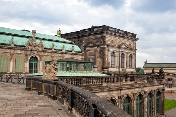 O famoso palácio em Zwinger em Dresden — Fotografia de Stock
