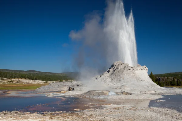 Нерегулярні виверження в замку гейзер в Yellowstone — стокове фото