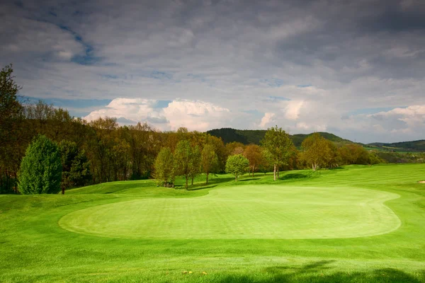 На зеленом поле для гольфа в Чехии — стоковое фото