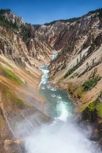 A híres alsó-vízesés a Yellowstone Nemzeti Parkban — Stock Fotó
