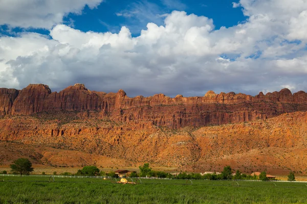 Красиві скельними утвореннями у напрямку Moab біля арки Np — стокове фото