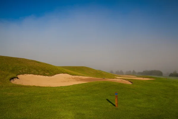 Sommer auf dem leeren Golfplatz — Stockfoto