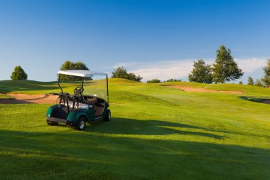 Yeşil golf arabasında boş golf sahası