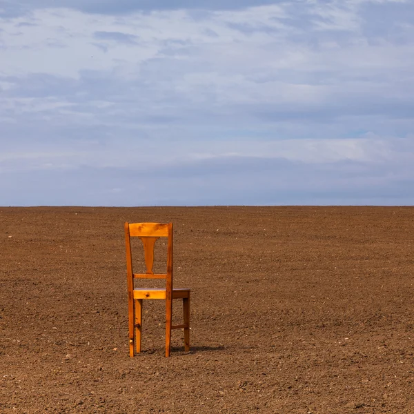Der Stuhl auf dem Feld — Stockfoto