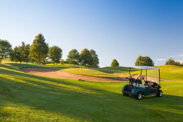 Zelené golfový vozík na prázdné golfové hřiště — Stock fotografie