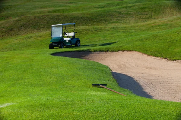 Grüne Golfwagen auf dem leeren Golfplatz — Stockfoto