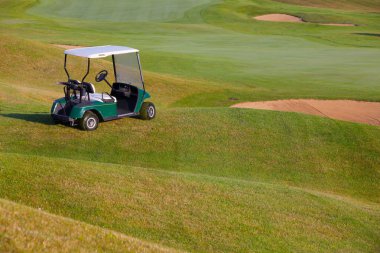 Yeşil golf arabasında boş golf sahası