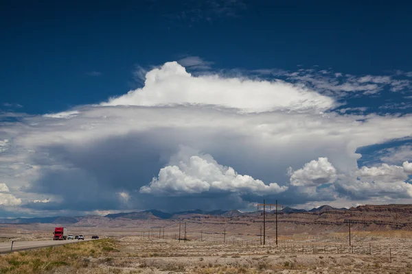 Op de weg in de woestijn in utah — Stockfoto