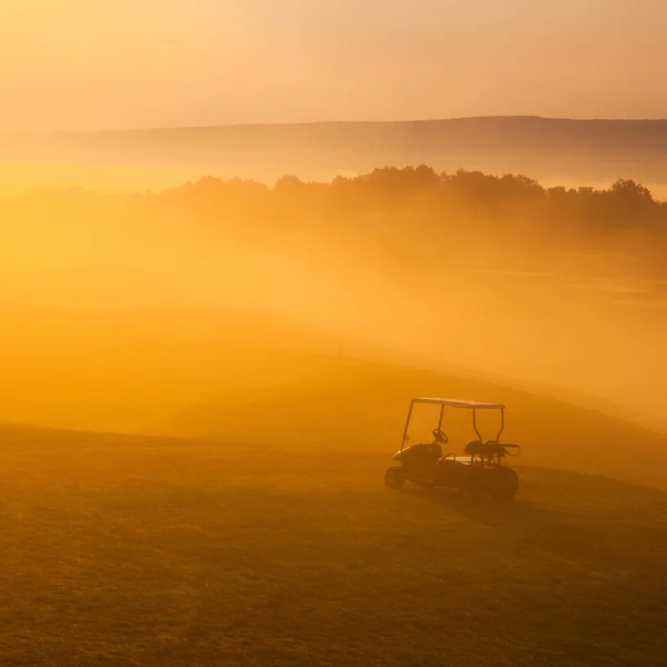 Grüne Golfwagen auf dem leeren Golfplatz — Stockfoto