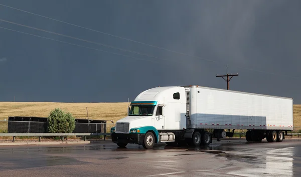 Op een parkeerplaats voor storm — Stockfoto