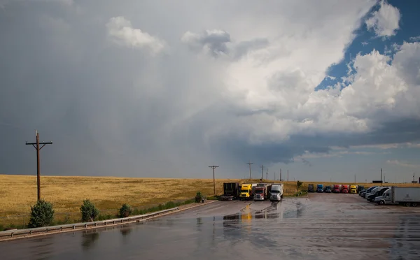 Sur une place de parking avant une forte tempête — Photo