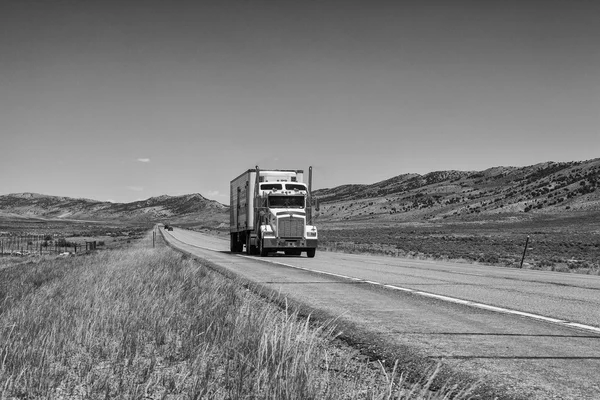 Amerikaanse vrachtwagen op de snelweg wyoming — Stockfoto