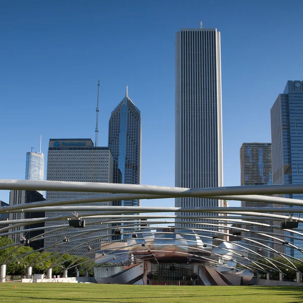 Chicago - 12. července: Jay Pritzker pavilon v Millennium parku na J — Stock fotografie