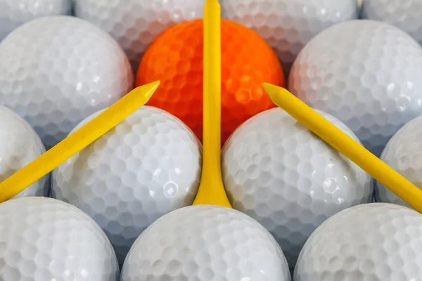 Bolas de golf y tees de madera — Foto de Stock