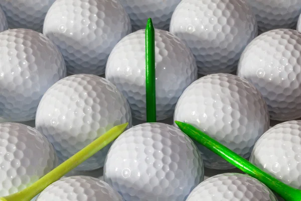 Golfballen en houten tees in het vak openen — Stockfoto