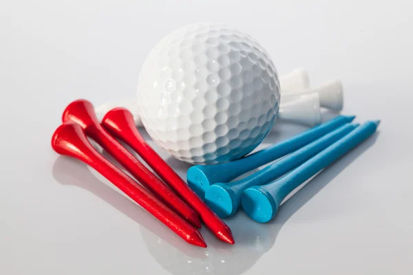 Equipamentos de golfe na mesa — Fotografia de Stock