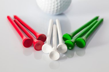 Masanın üzerinde Golf Ekipmanları