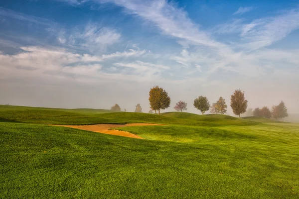 Sielankowy krajobraz jesień na polu golfowym — Zdjęcie stockowe