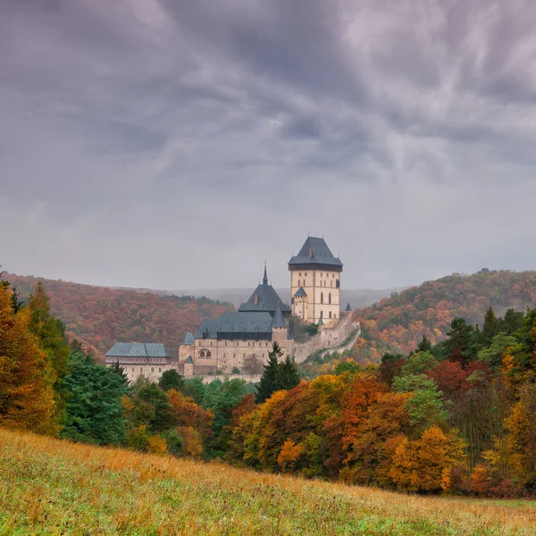 Herbstliche Landschaft mit der Burg Karlstejn — Stockfoto