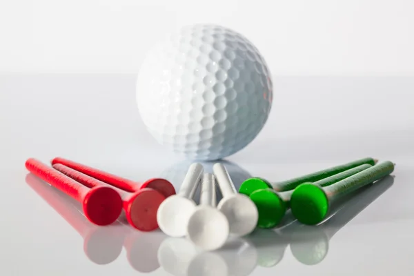 Equipos de golf en la mesa — Foto de Stock