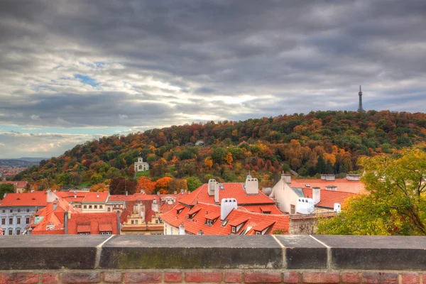 Uitzicht vanaf de Praagse burcht op herfst Praag — Stockfoto