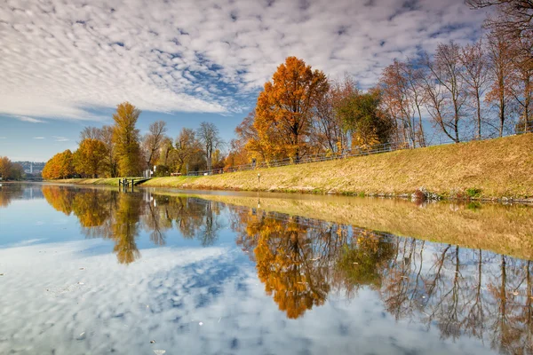 Kanaal voor rivier steamers in troja — Stockfoto