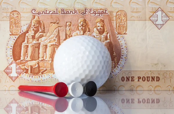 Egyptské peníze a golfové vybavení — Stock fotografie