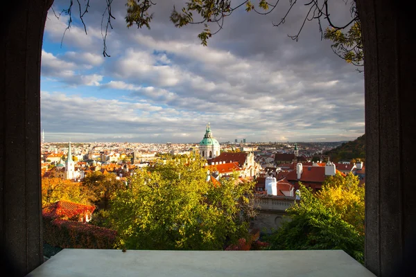 Uitzicht vanaf de Praagse burcht op herfst Praag — Stockfoto