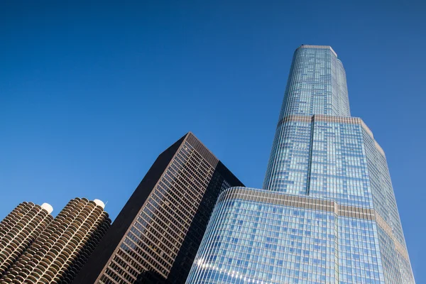 Chicago - 11 czerwca: trump tower na 11 czerwca 2013 r. w chicago. — Zdjęcie stockowe