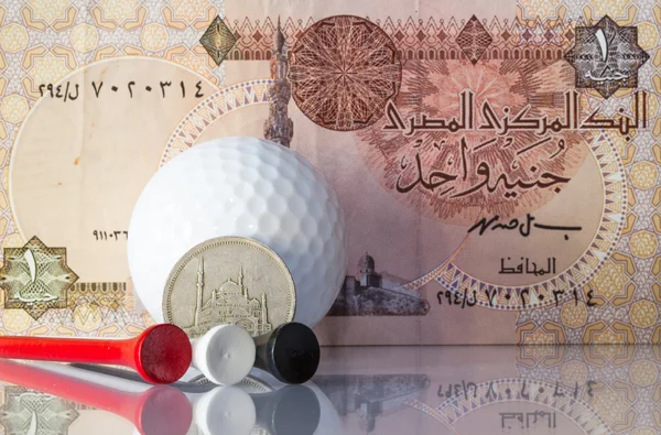 Egyptské peníze a golfové vybavení — Stock fotografie