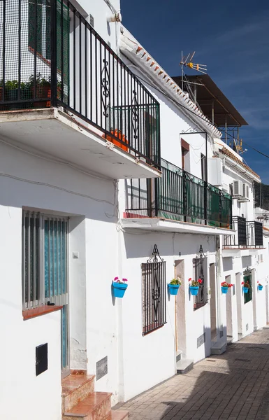 Типовий білими будинками у місті mijas — стокове фото