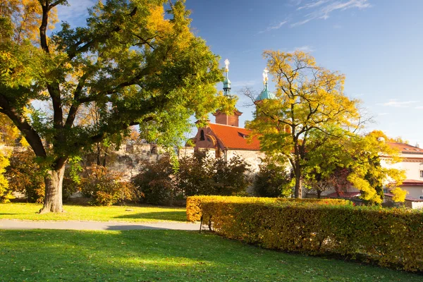 Świątynia Swiętego Wawrzyńca w ogrodzie petrin w Pradze — Zdjęcie stockowe
