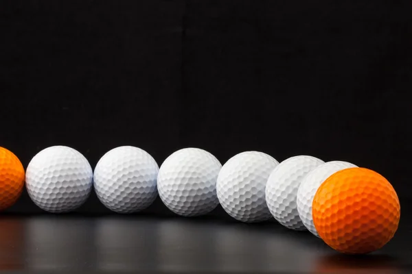 Bolas de golfe no fundo preto — Fotografia de Stock