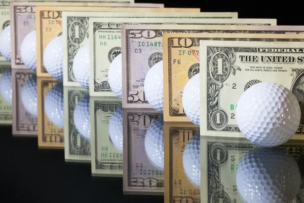 Balones de golf y billetes en dólares estadounidenses —  Fotos de Stock