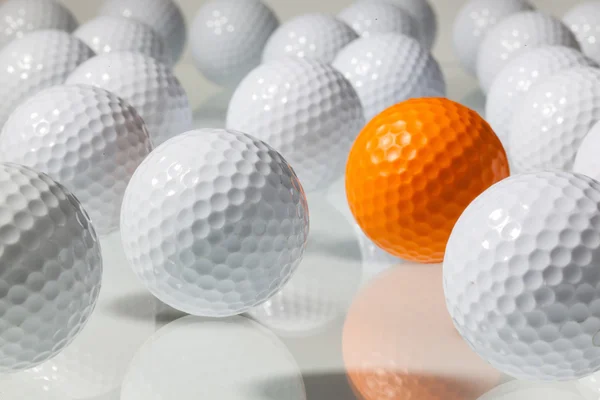 Muchas pelotas de golf en una mesa de vidrio —  Fotos de Stock