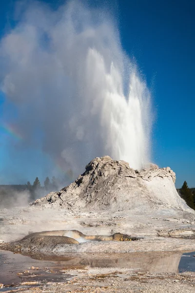 Нерегулярні виверження в замку гейзер в Yellowstone — стокове фото