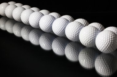 siyah arka plan üzerinde golf topları