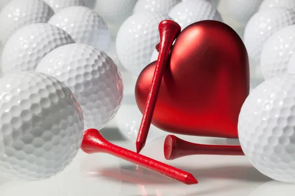 Vele golfballen en rood hart — Stockfoto