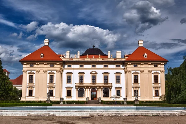 Slavkov, castello, castello slavkov, blu, cielo, giardino, storia, repubblica ceca, fontaine , — Foto Stock