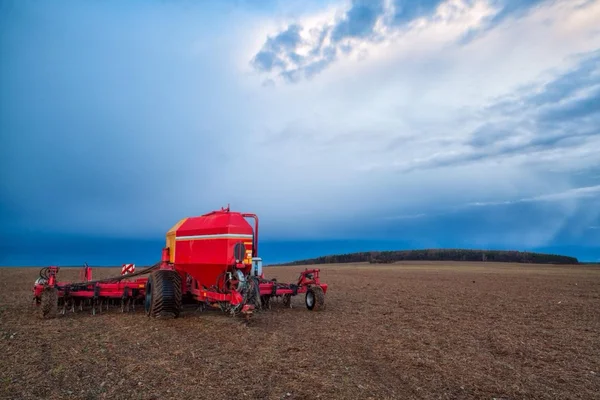 Mező, a vetés a gépet, vihar, mezőgazdaság, mező, eső, naplemente — Stock Fotó