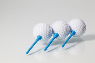 beyaz golf topları ve mavi tees