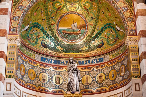 De verbazingwekkende plafond in de notre dame kathedraal in marseille in Frankrijk — Stockfoto