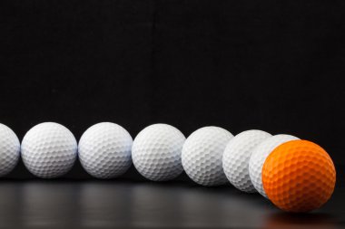 siyah arka plan üzerinde golf topları