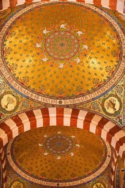 De verbazingwekkende plafond in de notre dame kathedraal in marseille in Frankrijk — Stockfoto