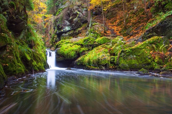 Vattenfall, doubravka, highlands, floden, hösten, dalen, skogen, naturen, — Stockfoto