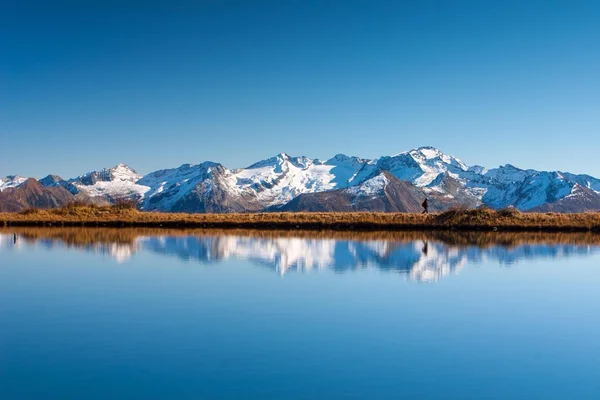 Austria,Alps,mountans,high.snow,frozen,autumn,lake,reflection,man,symmetry — Stock Photo, Image