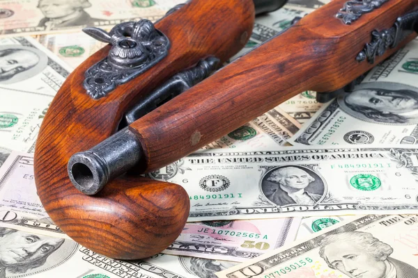 Armas viejas y dinero y dinero — Foto de Stock