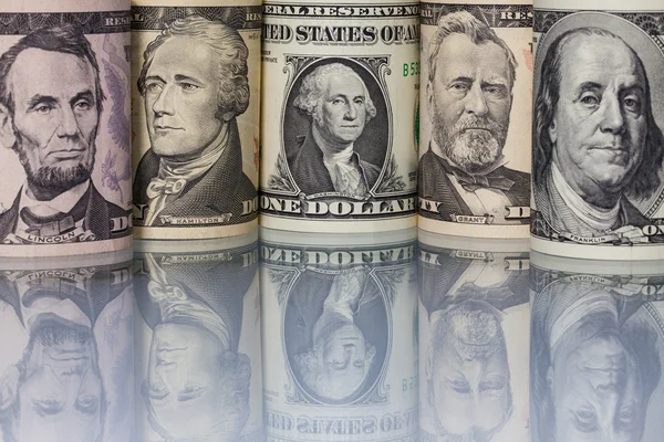 Die US-Dollarnoten auf dem Glastisch — Stockfoto