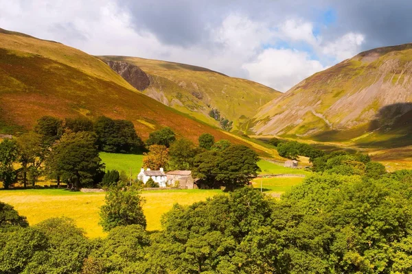 Typisch landschap in yorkshire dales national park (Groot-Brittannië) — Stockfoto